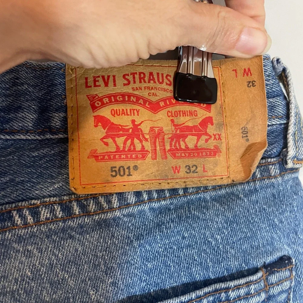Levis 501 Mens Denim Shorts Medium Wash Button Fly Size 32 10